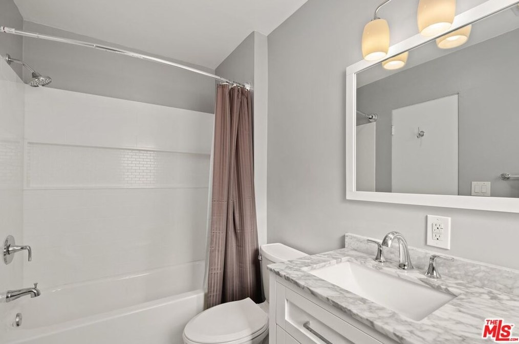 17807 Arminta St, Los Angeles CA  91335-2204 exterior