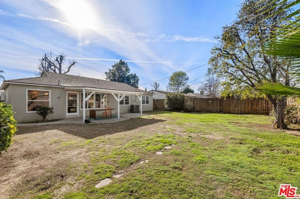 17807 Arminta St, Los Angeles CA  91335-2204 exterior