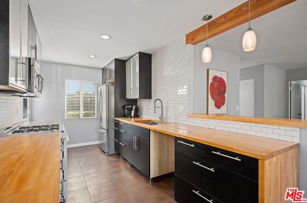 17807 Arminta St, Los Angeles CA  91335-2204 exterior