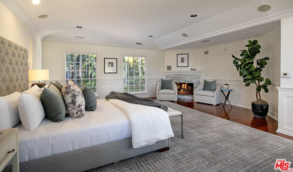 31 Oakmont Dr, Los Angeles CA  90049-1901 exterior