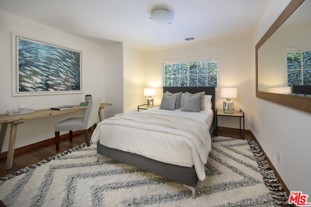 31 Oakmont Dr, Los Angeles CA  90049-1901 exterior