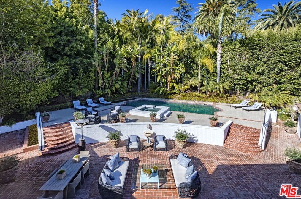 31 Oakmont Dr, Los Angeles CA  90049-1901 exterior