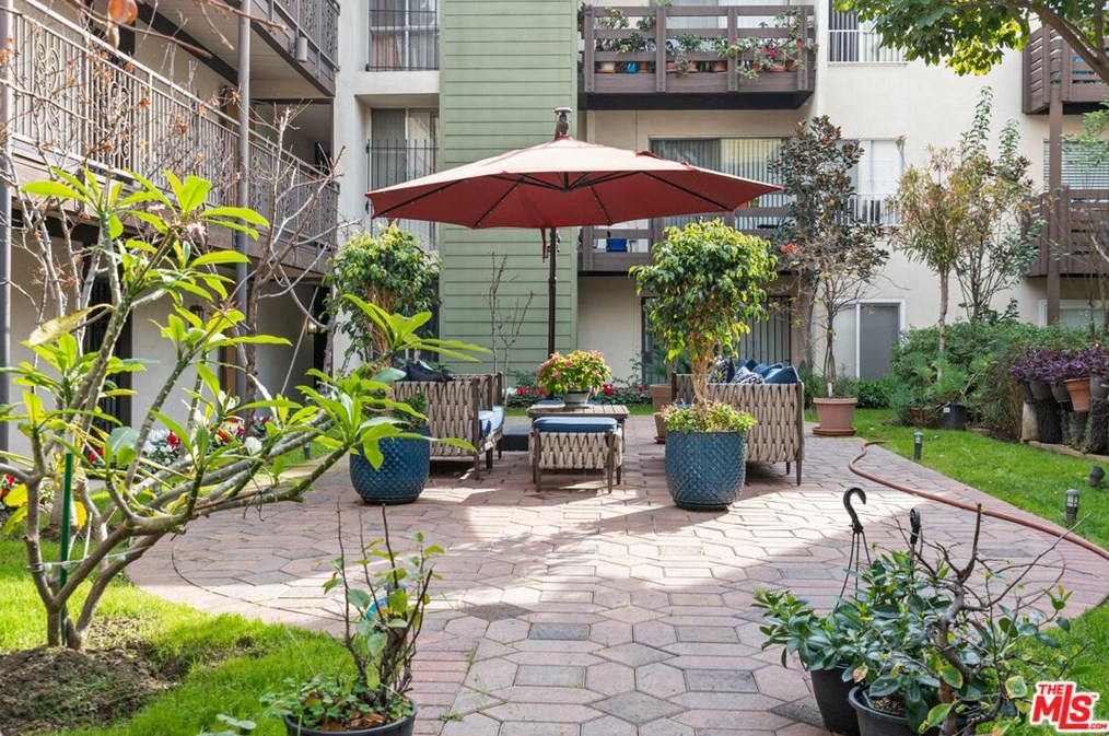 525 Ardmore Ave, Los Angeles CA  90004-2057 exterior