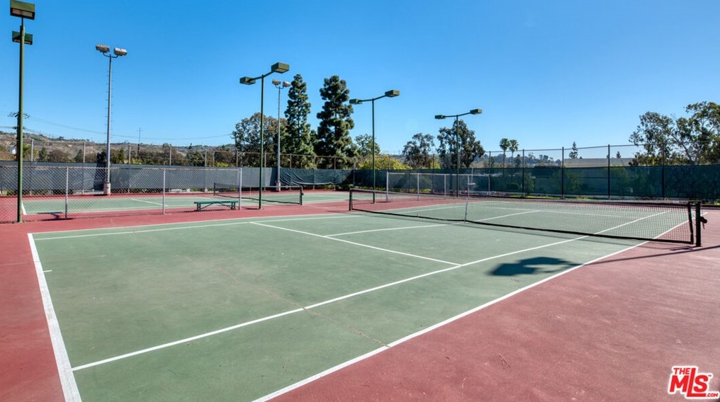 4900 Overland Ave, Los Angeles CA  90230-4289 exterior