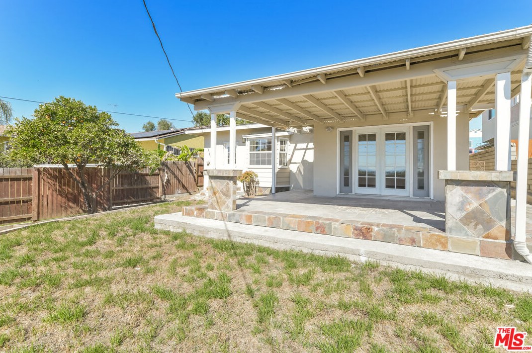 1110 127th St, Los Angeles CA  90044-1020 exterior
