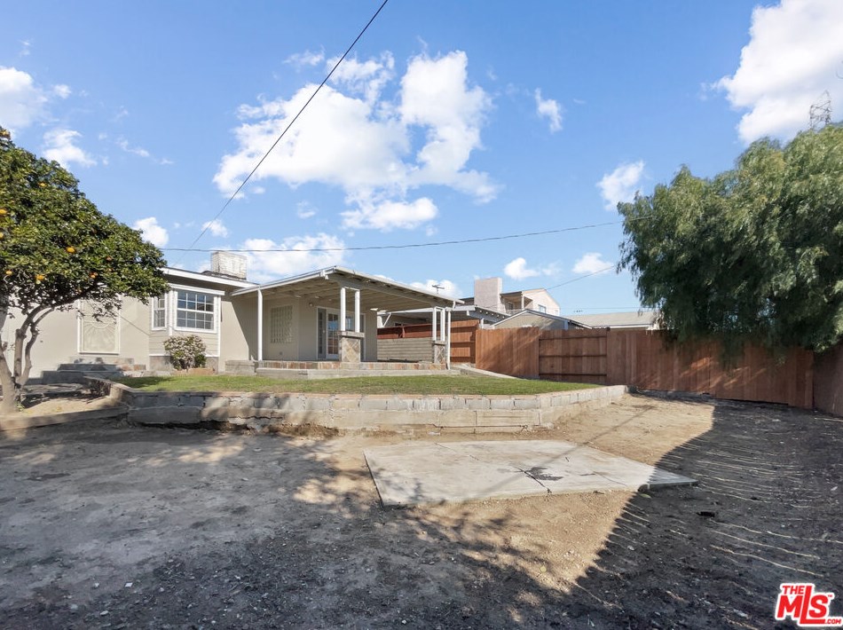 1110 127th St, Los Angeles CA  90044-1020 exterior