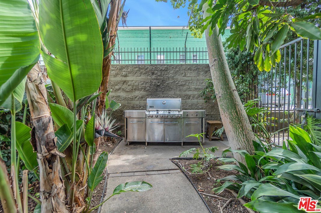 420 San Pedro St, Los Angeles CA  90013-2182 exterior