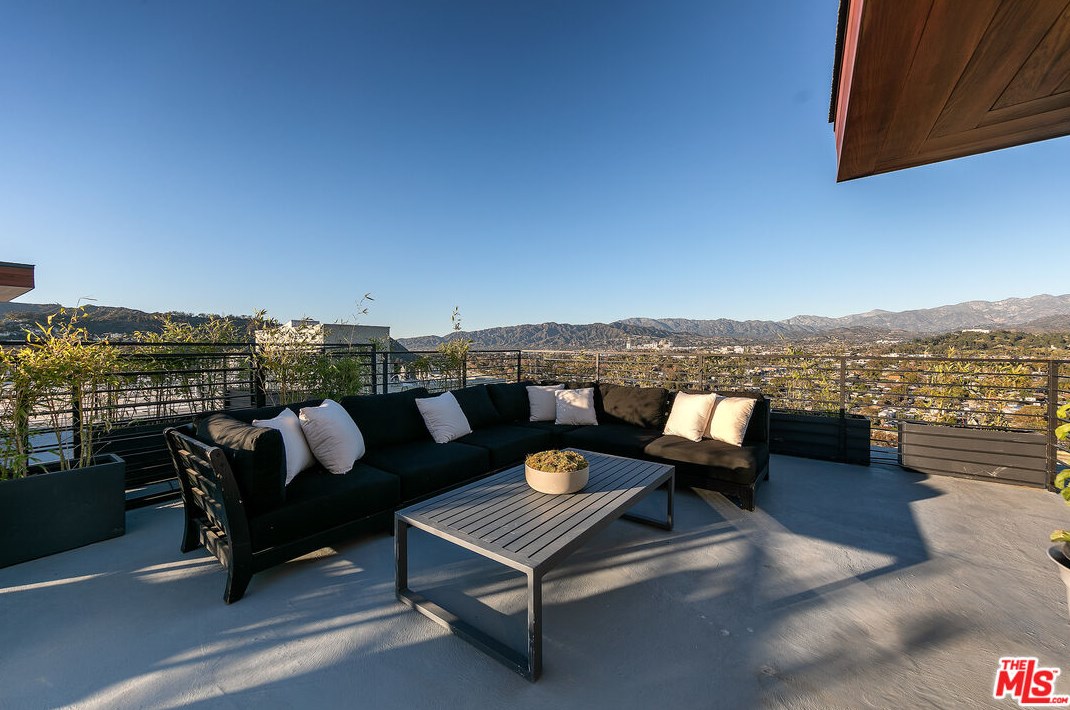 2925 Waverly Dr, Los Angeles CA  90039-2015 exterior