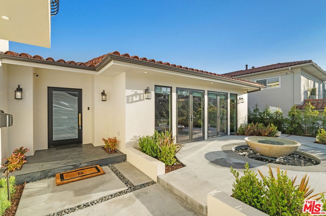 5264 Los Encantos Way, Los Angeles CA  90027-1020 exterior