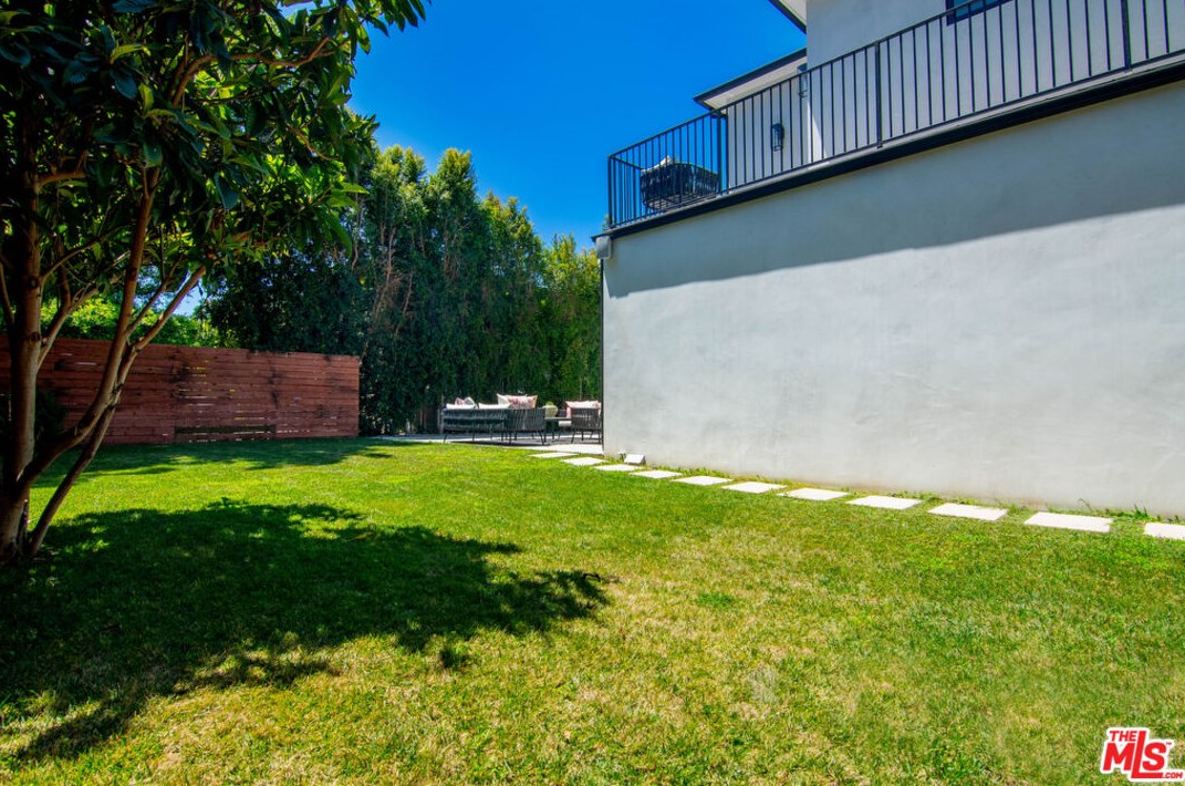 430 Highland Ave, Los Angeles CA  90036-2628 exterior