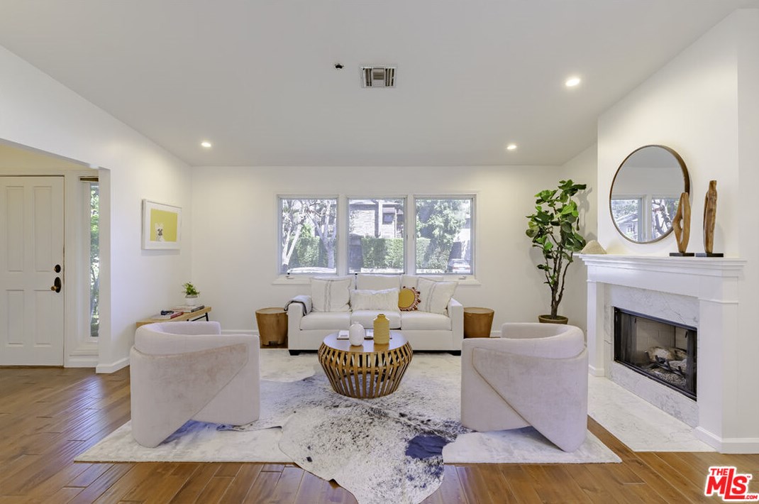 1245 Ogden Dr, Los Angeles CA  90019-2428 exterior