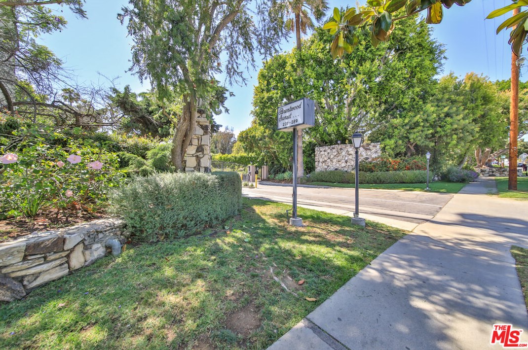 259 Barrington Ave, Los Angeles CA  90049-2922 exterior