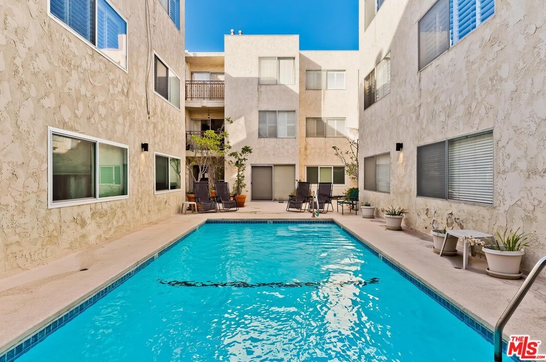 11656 Montana Ave, Los Angeles CA  90049-4662 exterior