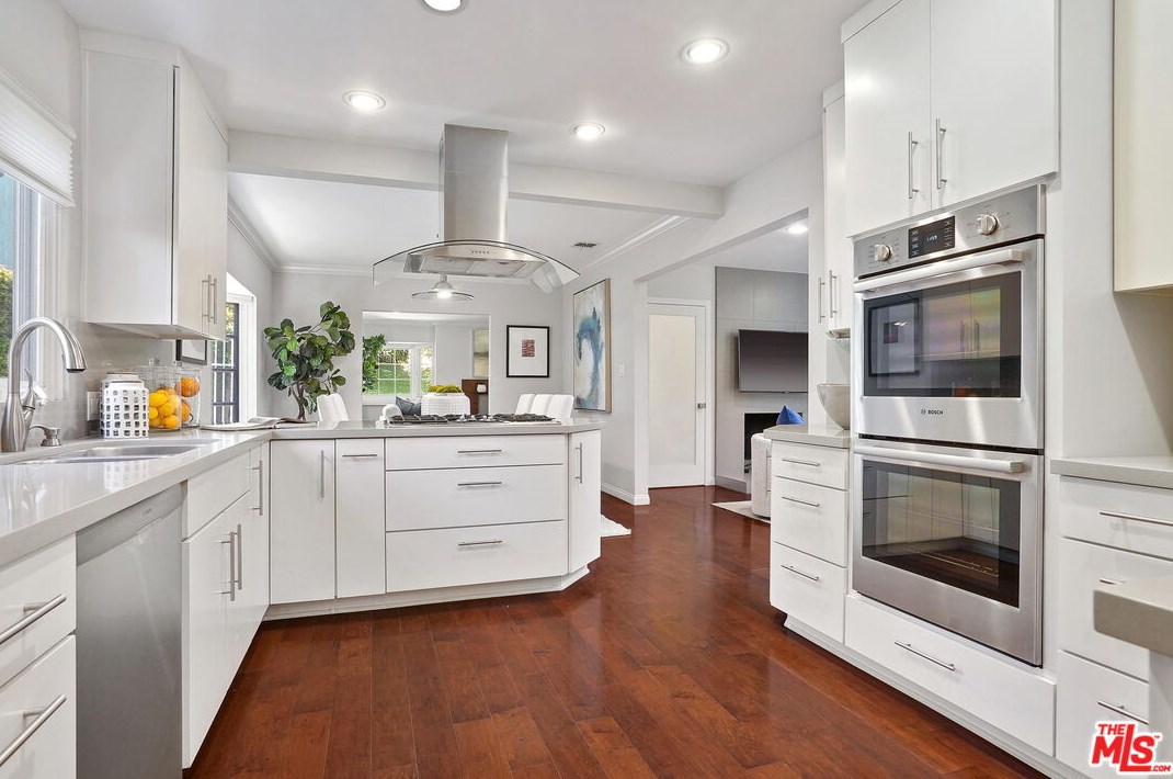 11348 Thurston Cir, Los Angeles CA  90049-2424 exterior