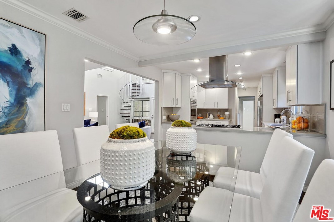 11348 Thurston Cir, Los Angeles CA  90049-2424 exterior