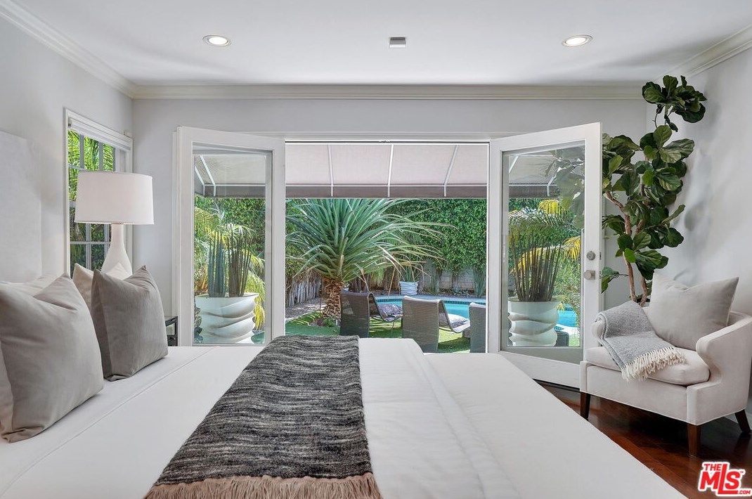 11348 Thurston Cir, Los Angeles CA  90049-2424 exterior