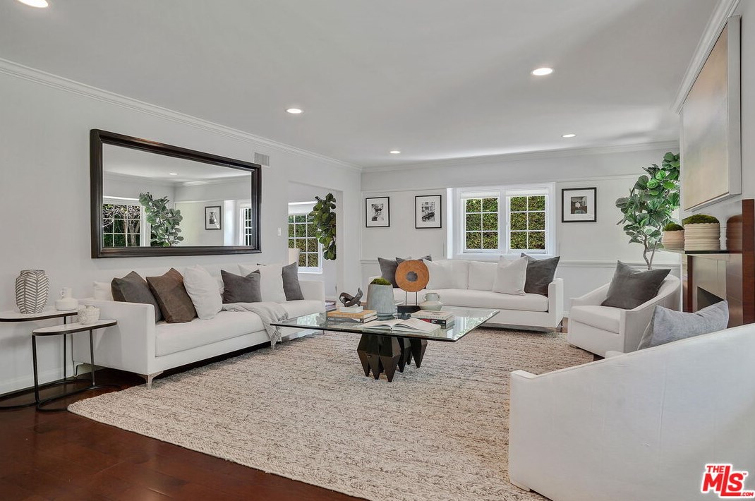 11348 Thurston Cir, Los Angeles CA  90049-2424 exterior