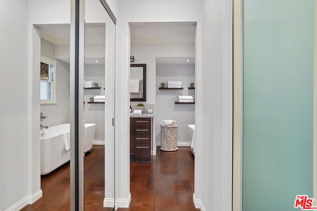 11348 Thurston Cir, Los Angeles CA  90049-2424 exterior