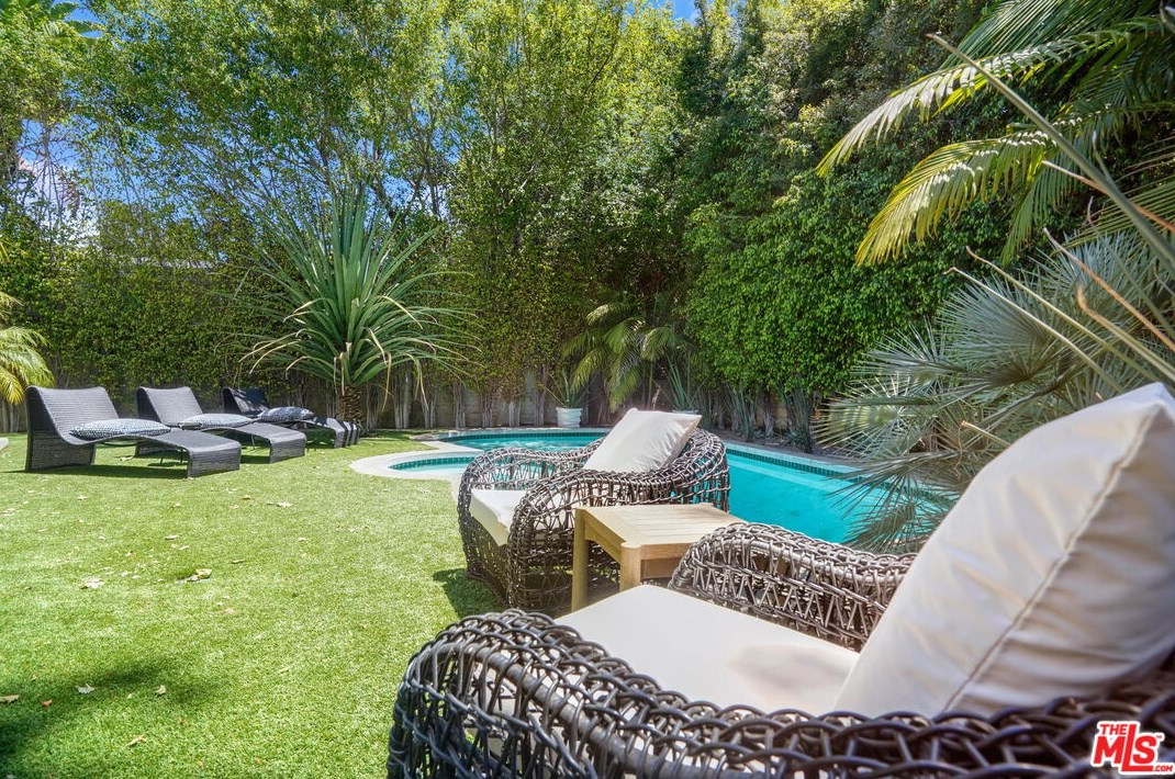 11348 Thurston Cir, Los Angeles CA  90049-2424 exterior