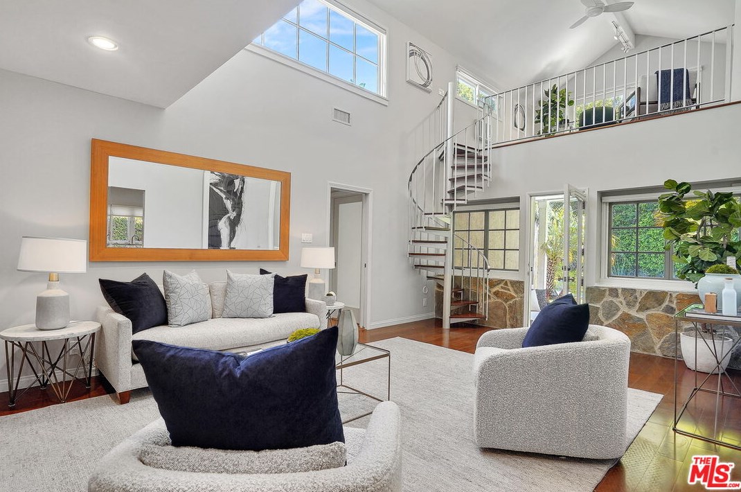 11348 Thurston Cir, Los Angeles CA  90049-2424 exterior