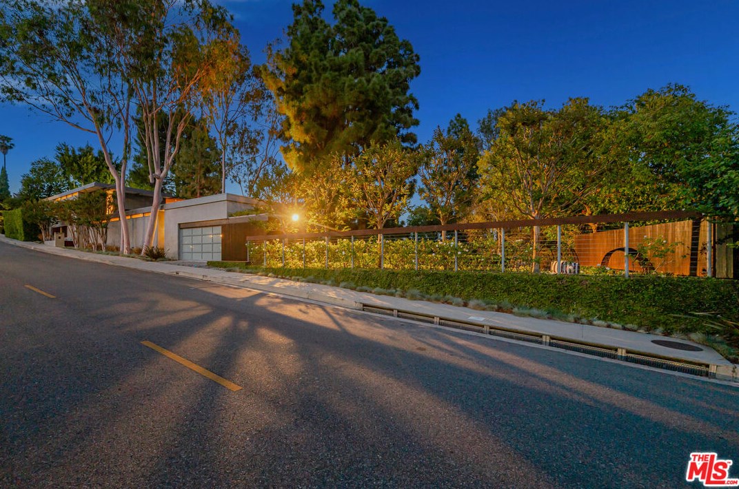 1140 Roberto Ln, Los Angeles CA  90077-2303 exterior