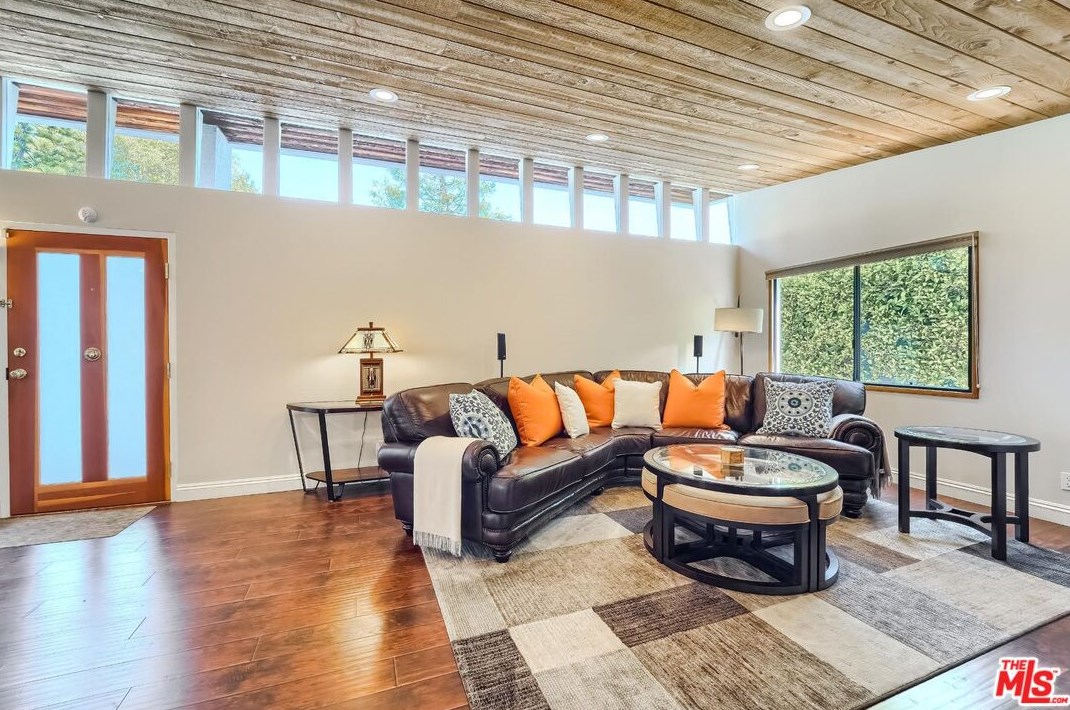 407 Skyewiay Rd, Los Angeles CA  90049-2844 exterior