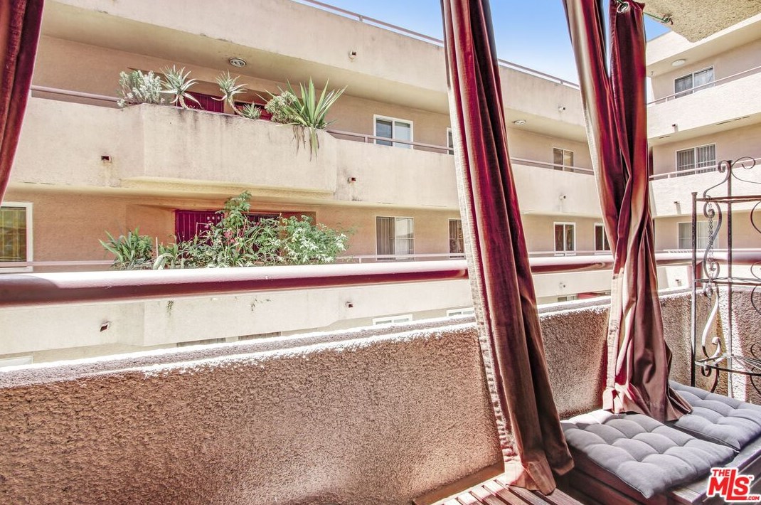 918 College St, Los Angeles CA  90012-5925 exterior