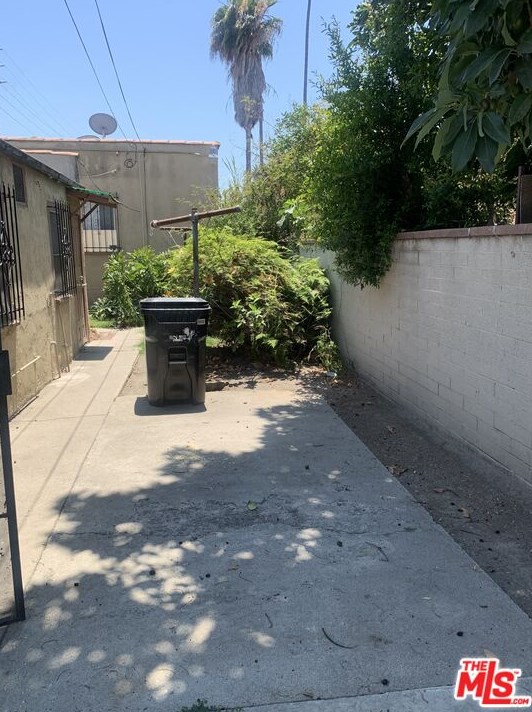 759 83rd St, Los Angeles CA  90044-5811 exterior