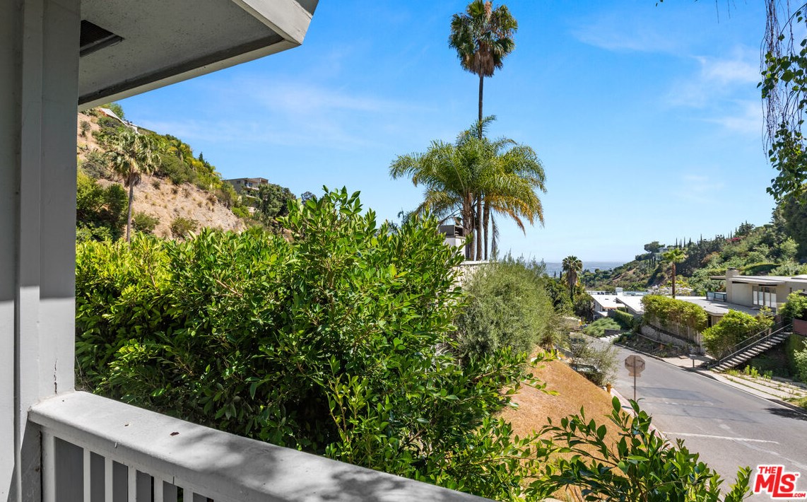 1600 Rising Glen Rd, Los Angeles CA  90069-1228 exterior