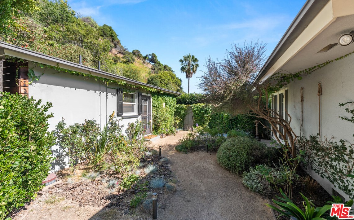 1600 Rising Glen Rd, Los Angeles CA  90069-1228 exterior