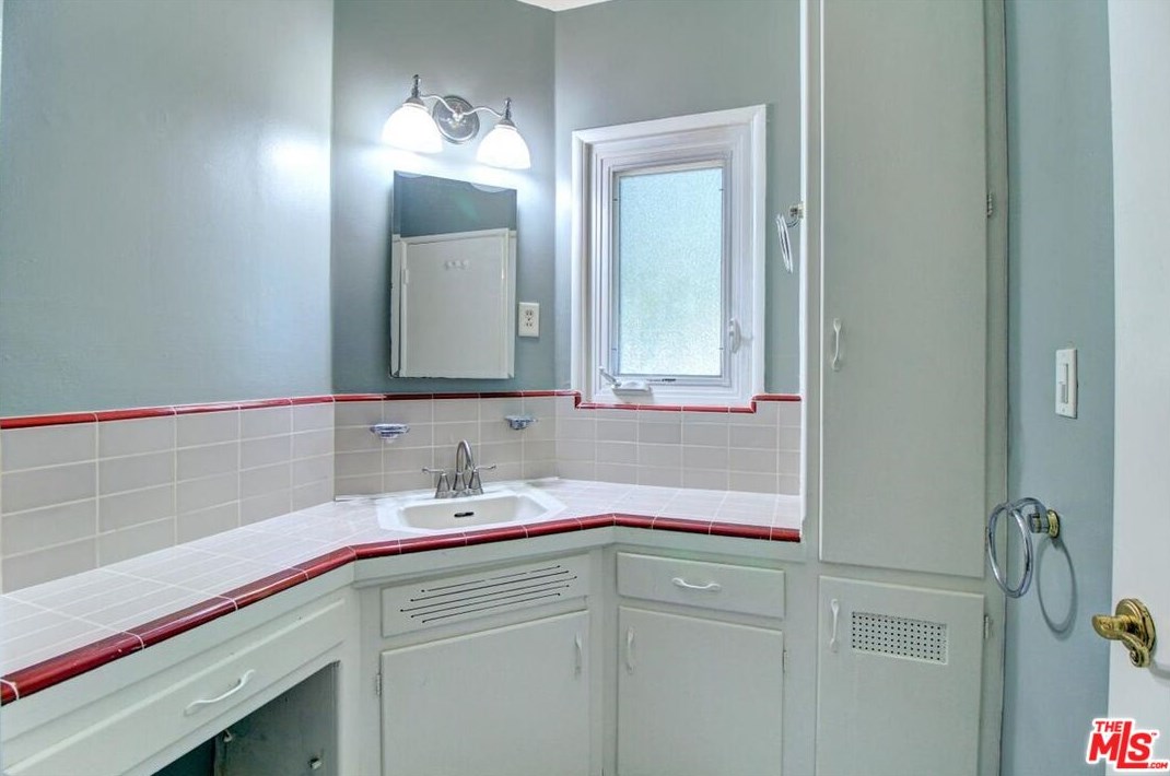 3740 Mullen Pl, Los Angeles CA  90043-1721 exterior