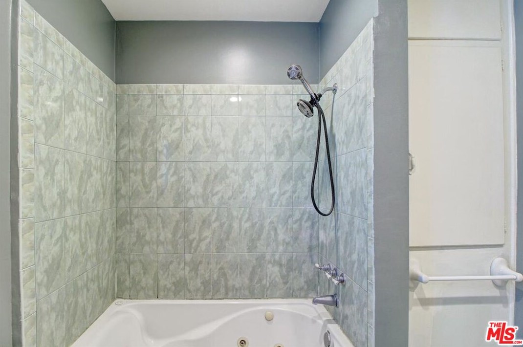 3740 Mullen Pl, Los Angeles CA  90043-1721 exterior