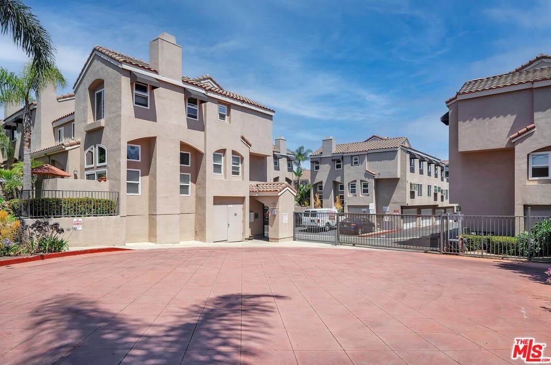 1349 Grand Ave, El Segundo CA 90245-4349 exterior