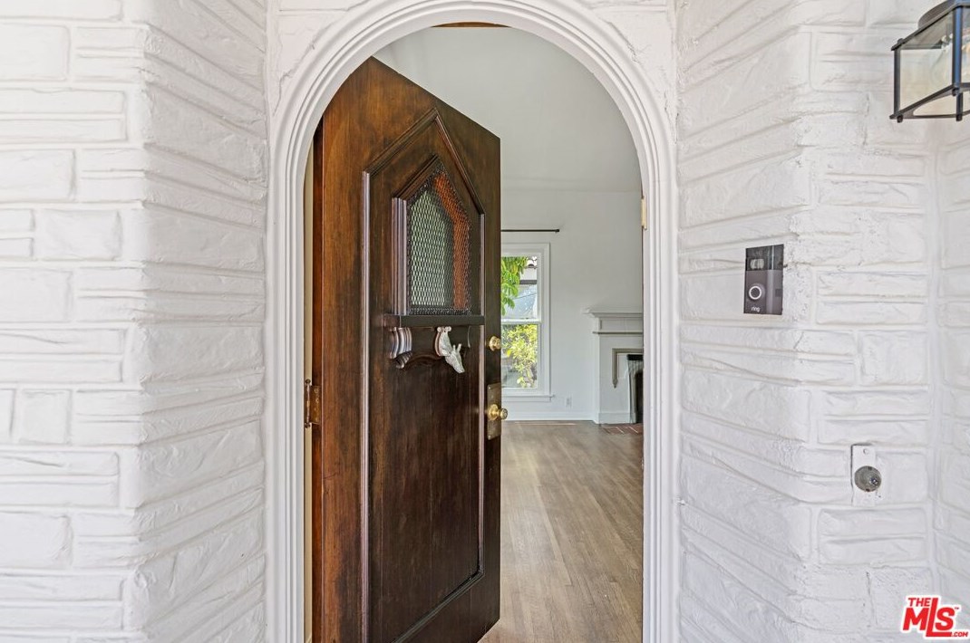 337 La Jolla Ave, Los Angeles CA  90048-2230 exterior