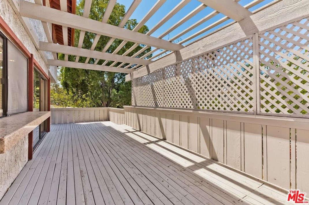 2919 Woodwardia Dr, Los Angeles CA  90077-2123 exterior