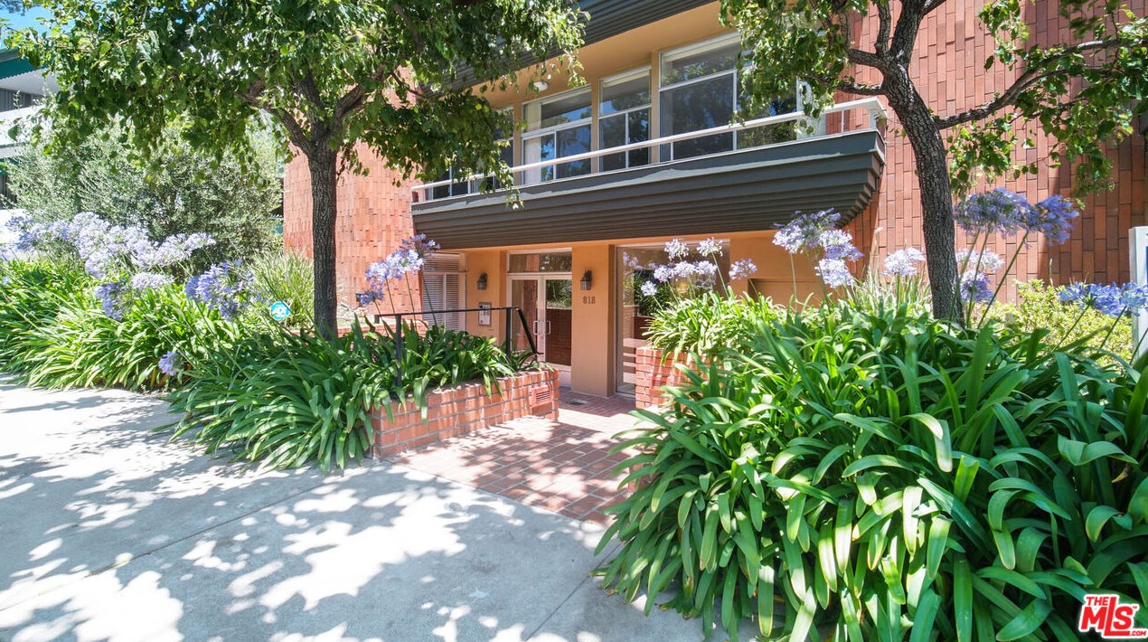 818 Gretna Green Way, Los Angeles CA  90049-5249 exterior