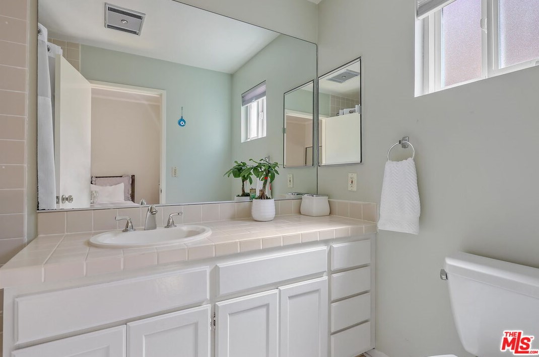 1103 Westgate Ave, Los Angeles CA  90049-6377 exterior
