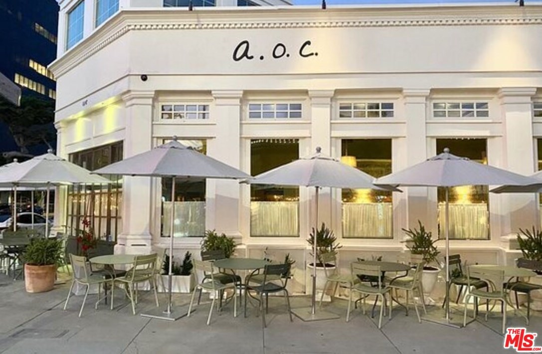 11915 Darlington Ave, Los Angeles CA  90049-4700 exterior