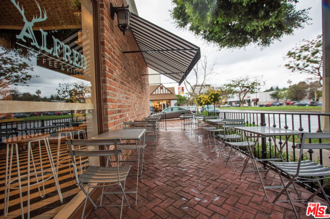 11915 Darlington Ave, Los Angeles CA  90049-4700 exterior