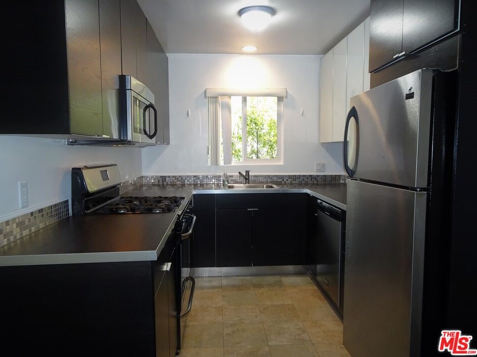 11915 Darlington Ave, Los Angeles CA  90049-4700 exterior