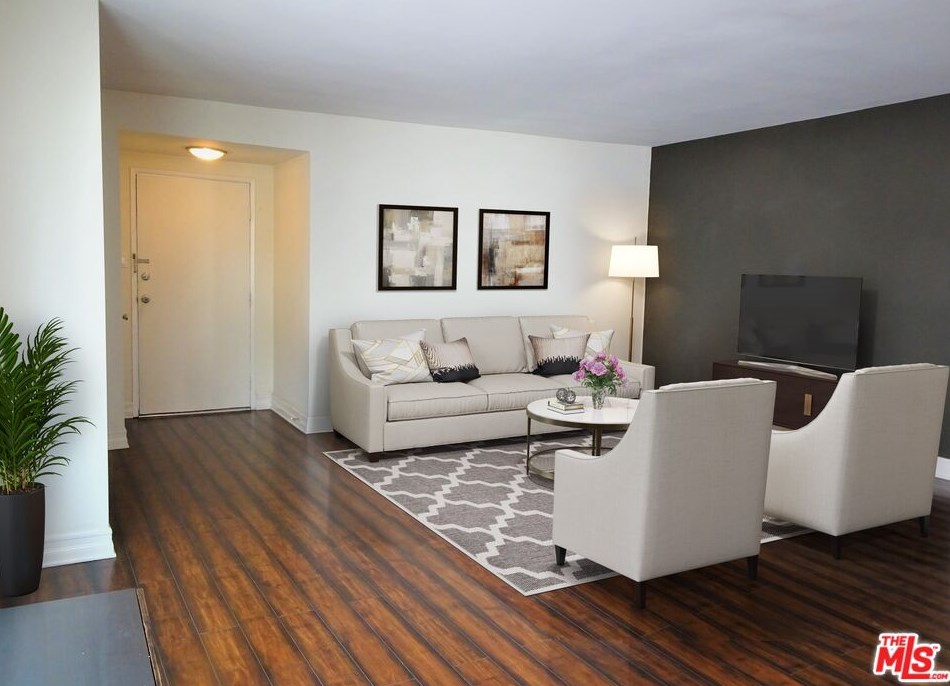 11915 Darlington Ave, Los Angeles CA  90049-4700 exterior