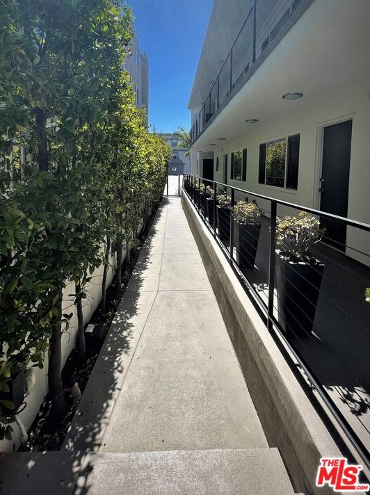 11915 Darlington Ave, Los Angeles CA  90049-4700 exterior