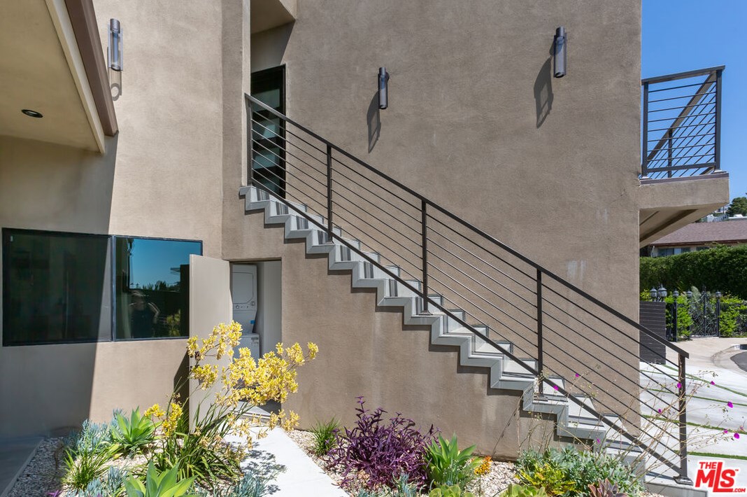 8012 Zeus Dr, Los Angeles CA  90046-1651 exterior