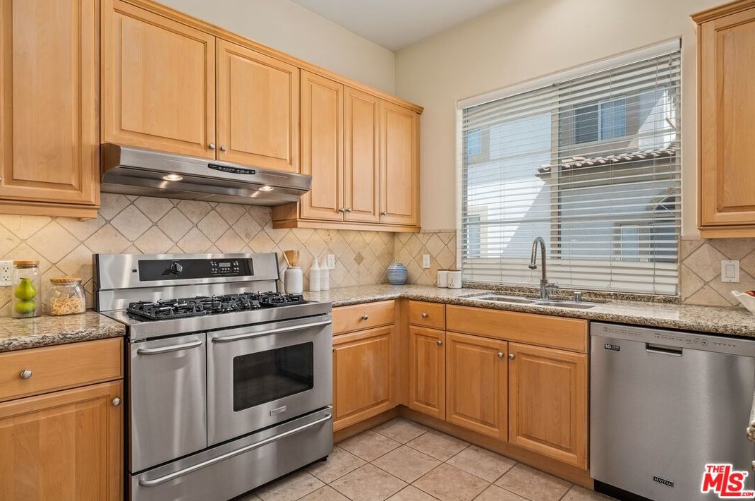 3794 Lenawee Ave, Los Angeles CA  90016-6201 exterior