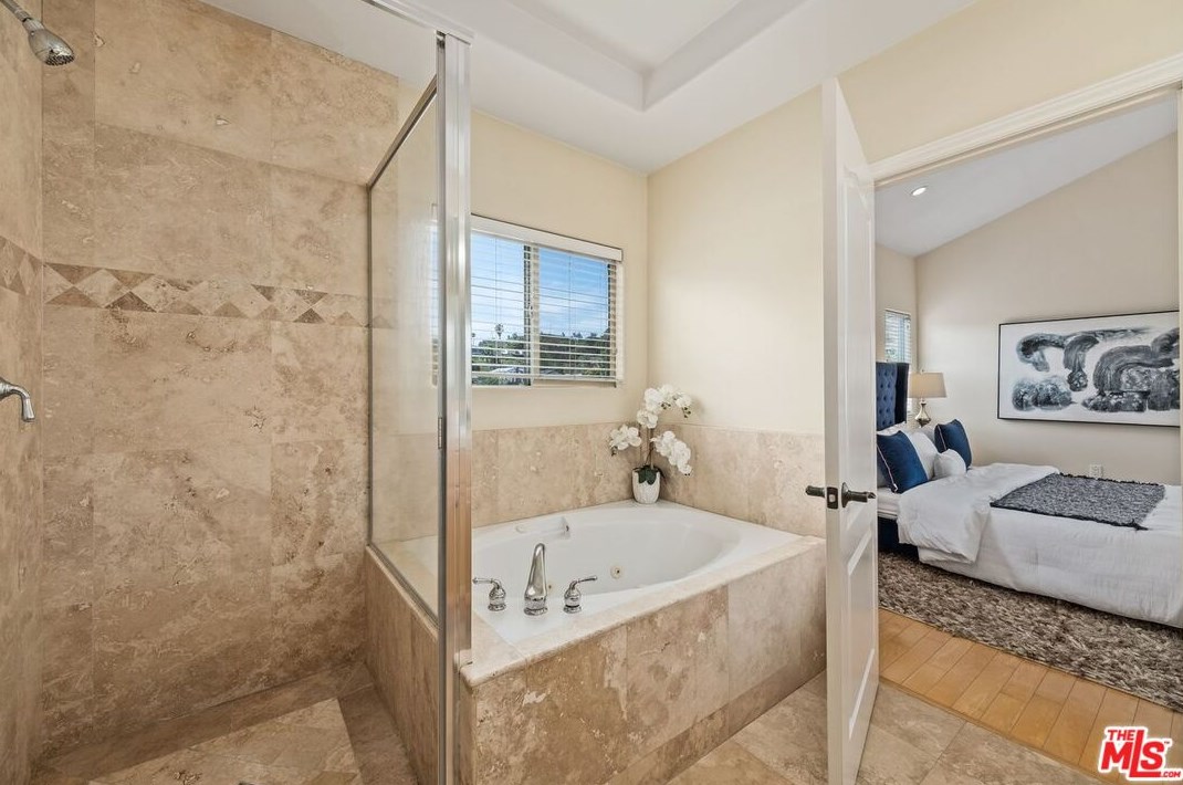 3794 Lenawee Ave, Los Angeles CA  90016-6201 exterior