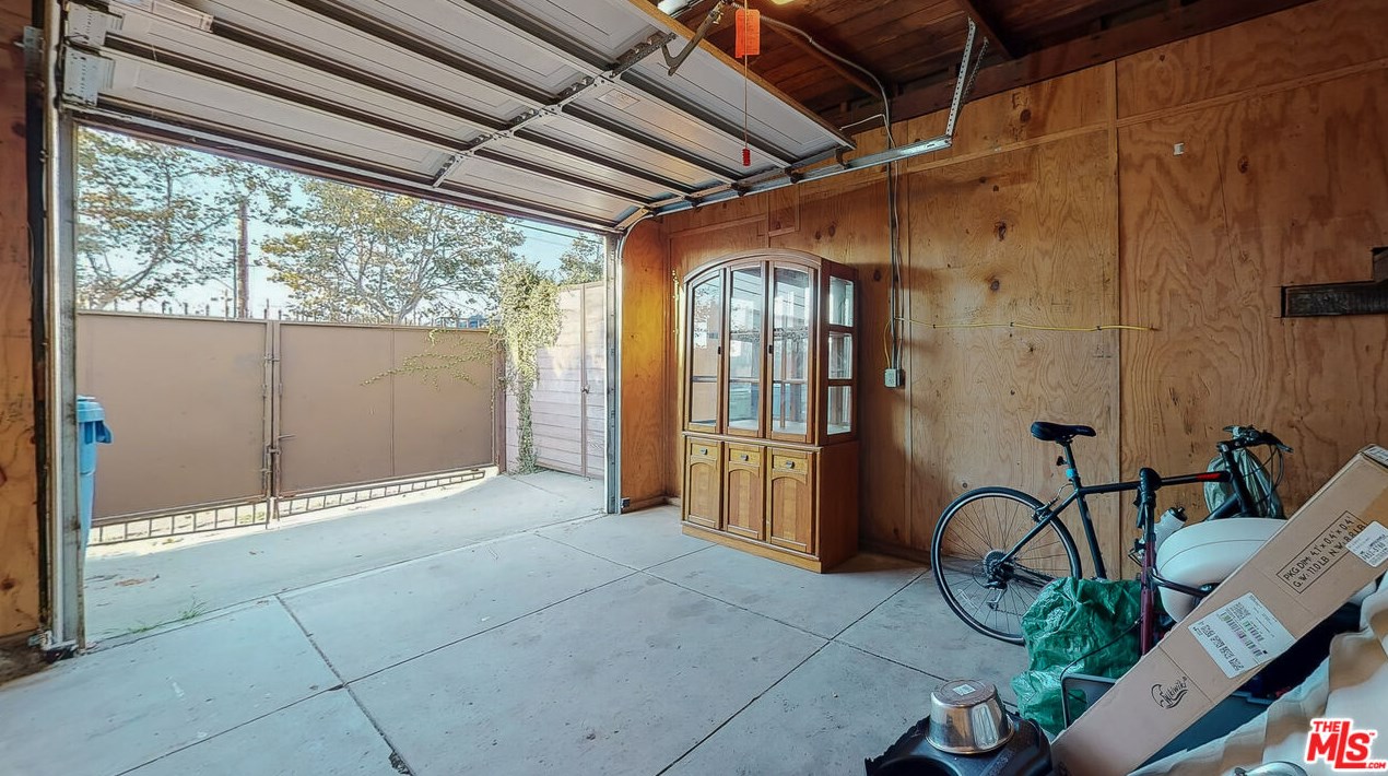 1917 64 St, Los Angeles CA 90001-2106 exterior