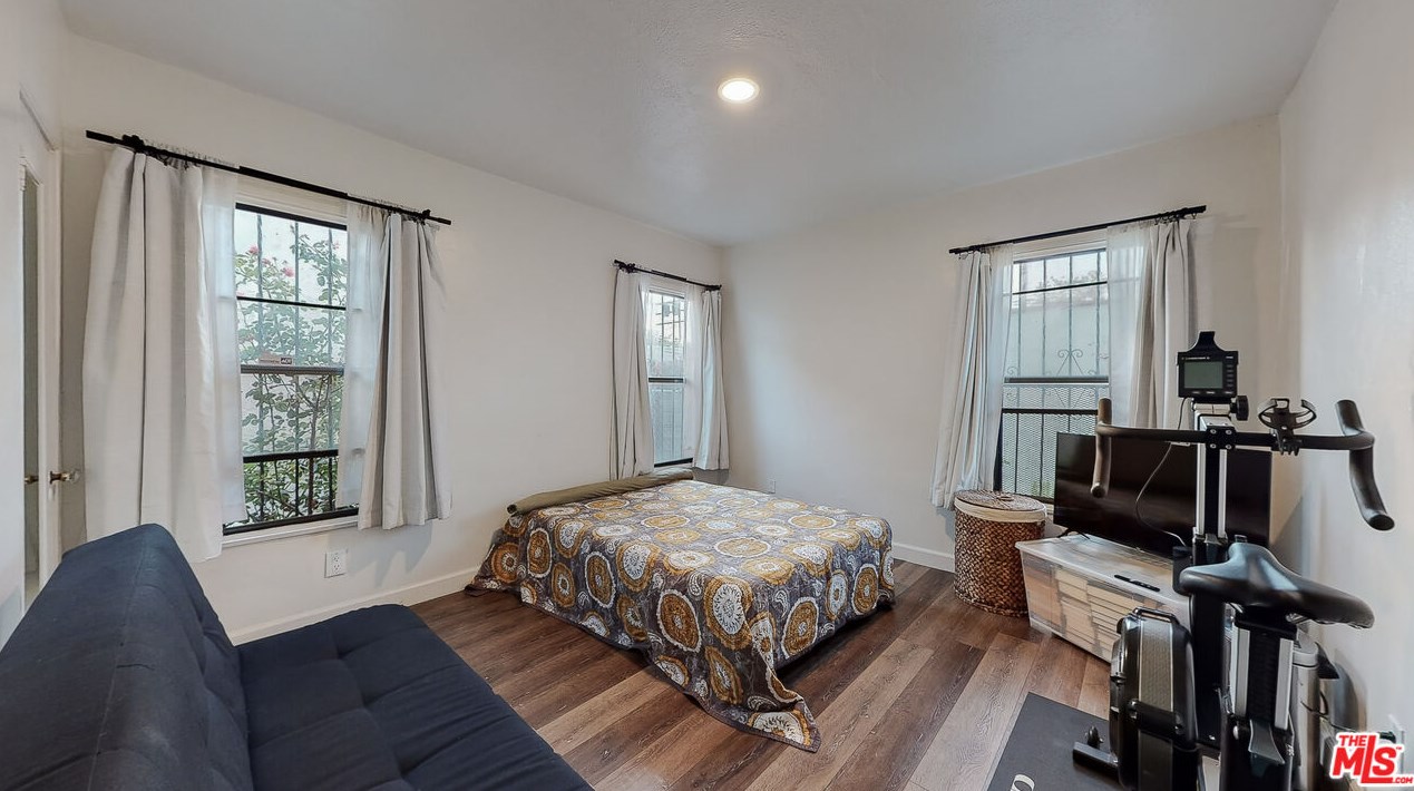 1917 64 St, Los Angeles CA 90001-2106 exterior