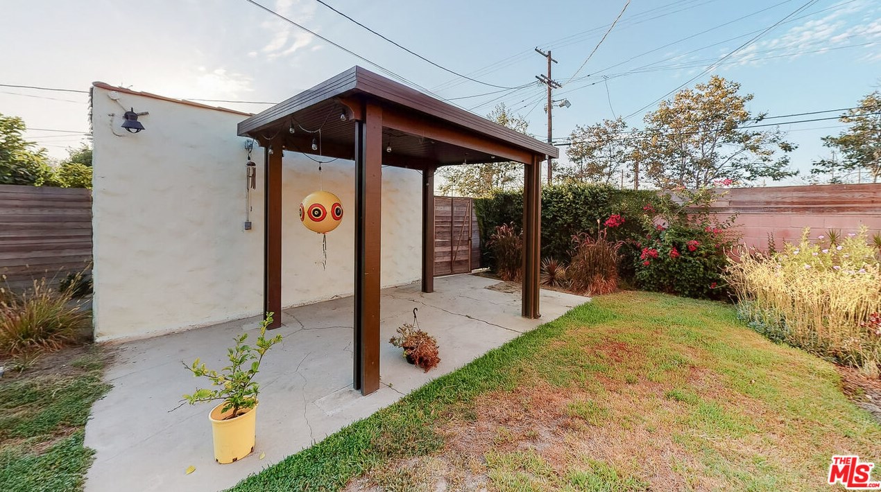 1917 64 St, Los Angeles CA 90001-2106 exterior