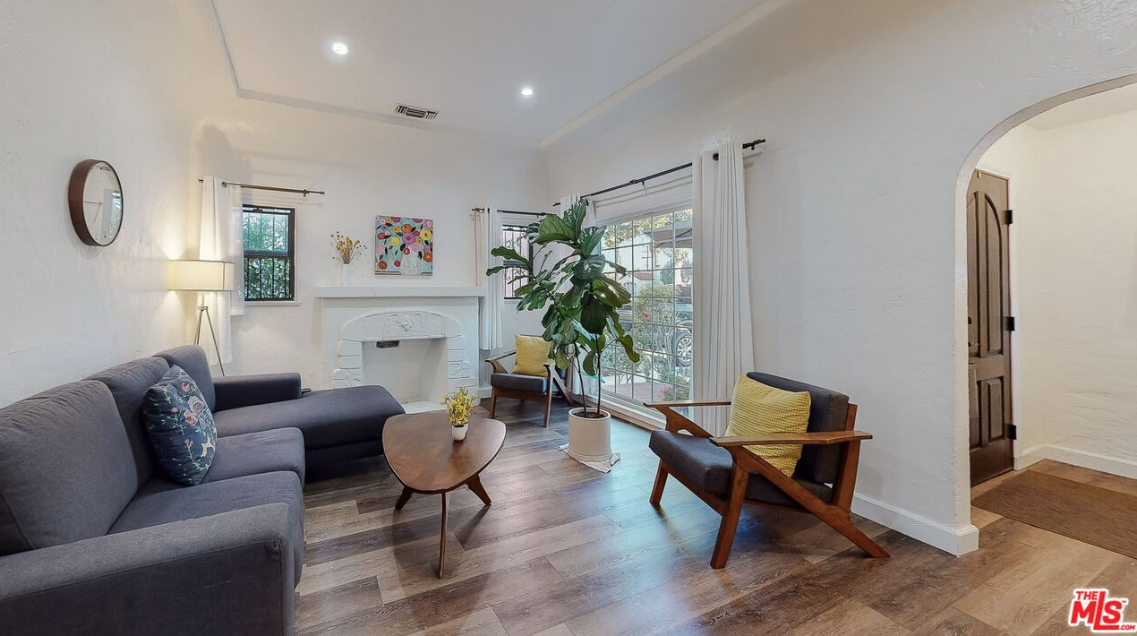 1917 64 St, Los Angeles CA 90001-2106 exterior