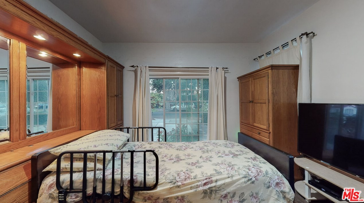 1917 64 St, Los Angeles CA 90001-2106 exterior